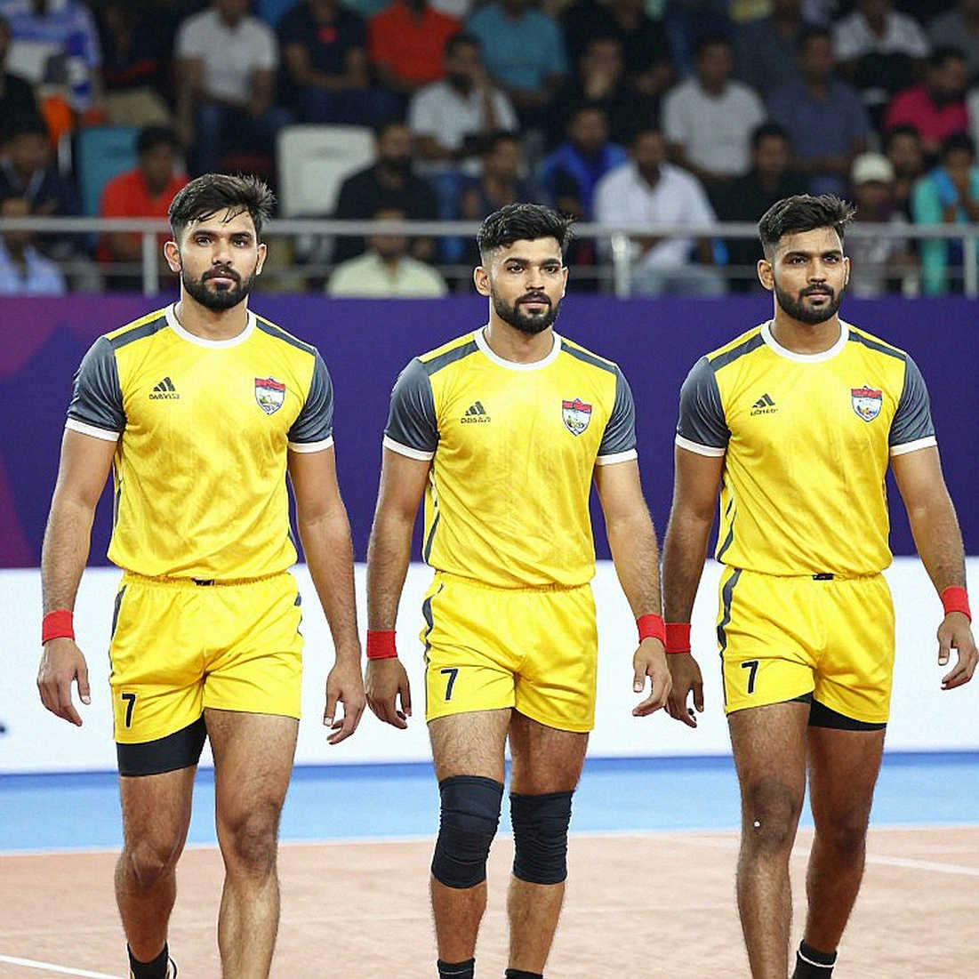 कबड्डी का असली स्कोरबोर्ड: तीस सेकंड की लय, और उसके बाहर छूटी तनख्वाह